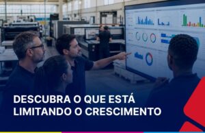 Equipe de produção gráfica analisando indicadores operacionais em um sistema ERP para identificar gargalos e aumentar a produtividade com a mesma estrutura.