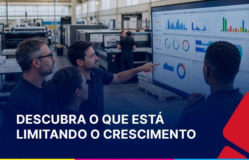 Equipe de produção gráfica analisando indicadores operacionais em um sistema ERP para identificar gargalos e aumentar a produtividade com a mesma estrutura.